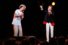 エレキコミックやつい（左）と水前寺清子（右）。（撮影：Soshi Setani）