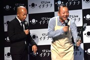 「17 Live」で生配信しながら入場する、バイきんぐ。