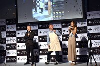 バイきんぐ西村（中央）がキャンプレストランのオープンを宣言したと同時に、会場に紙吹雪や銀テープが発射されたワンシーン。