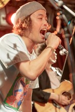 ザ・ぶどうかんズのボーカル、エレキコミックやつい。（撮影：Ryutaro Saito）