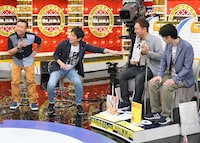 はたのさとしが描いたさんまの似顔絵に「似てるー！」と驚く次長課長。(c)MBS