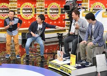 はたのさとしが描いたさんまの似顔絵に「似てるー！」と驚く次長課長。(c)MBS