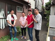 東京でのロケを行うかまいたちとシソンヌ。(c)広島ホームテレビ