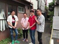 東京でのロケを行うかまいたちとシソンヌ。(c)広島ホームテレビ