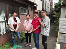 東京でのロケを行うかまいたちとシソンヌ。(c)広島ホームテレビ