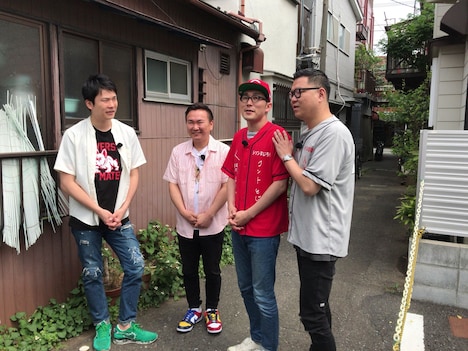 東京でのロケを行うかまいたちとシソンヌ。(c)広島ホームテレビ