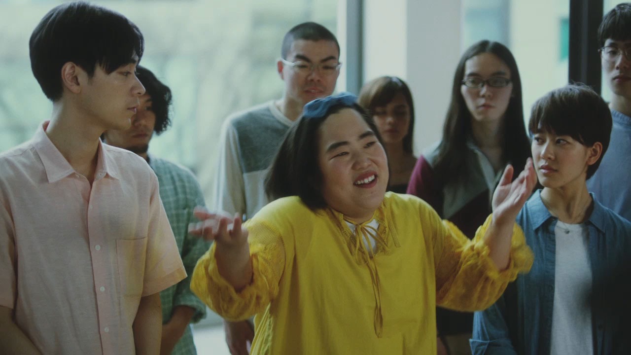 テレビCM「新しい風・新CEO篇」に出演するゆりやんレトリィバァ（中央）と成田凌（左）。