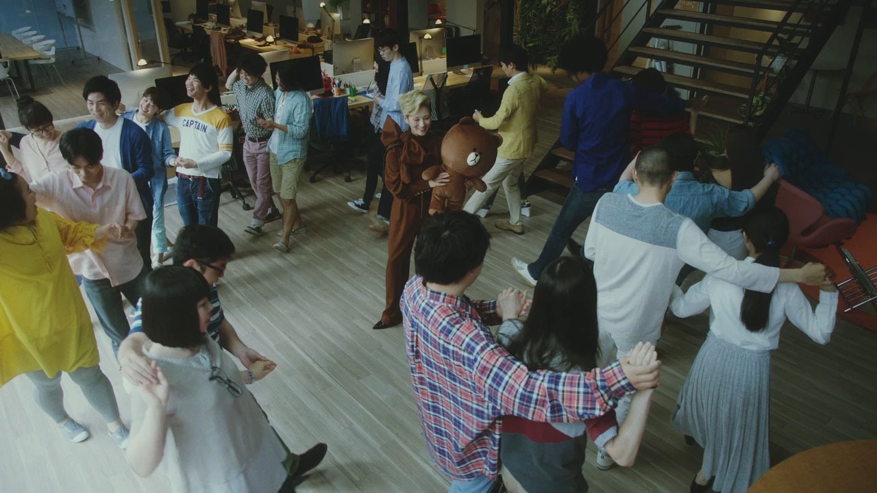ゆりやんレトリィバァと成田凌がペアになって踊るフォークダンスダンスシーン。