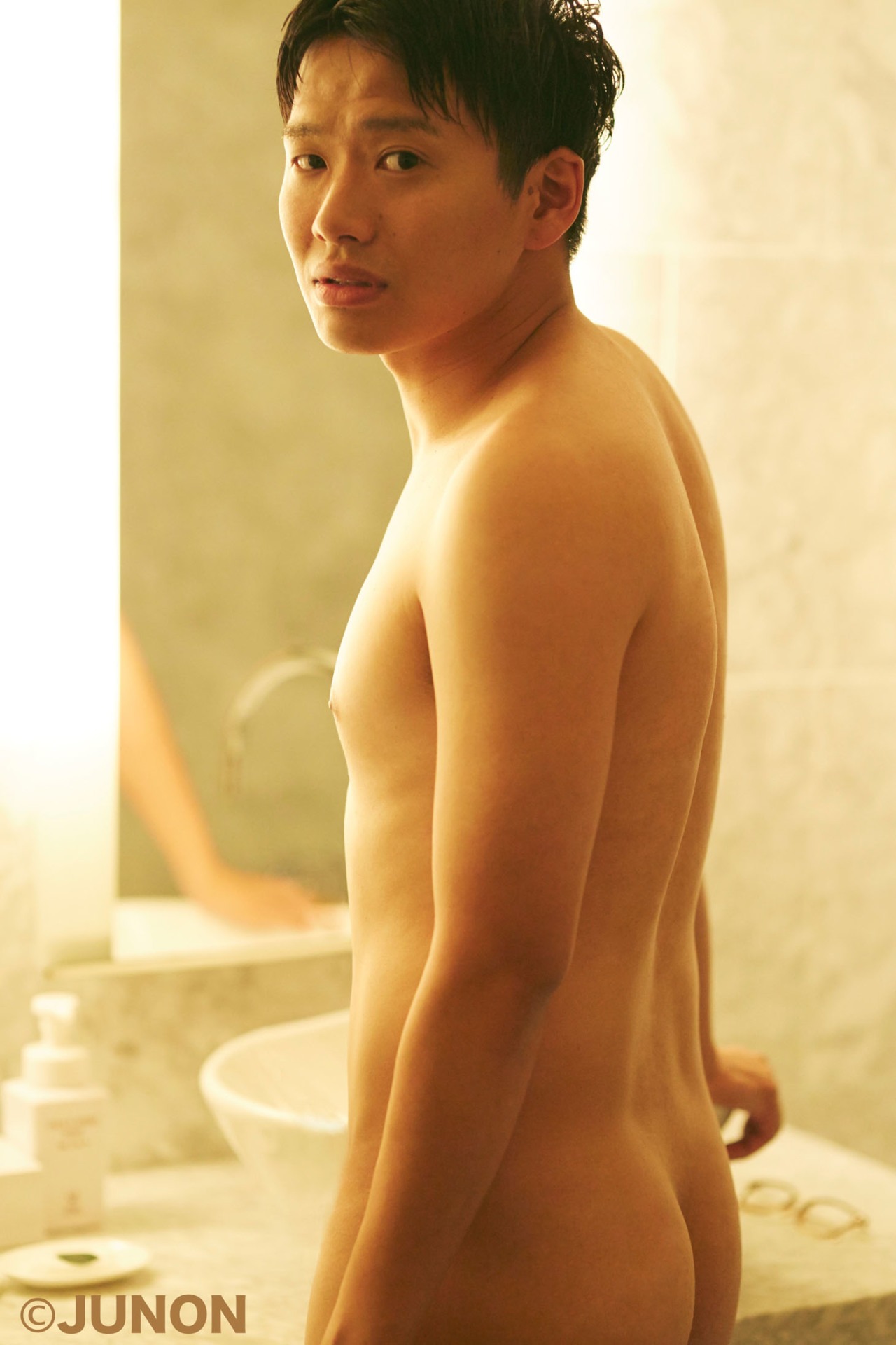 JUNON8月号より、亜生（ミキ）。