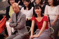 ゲストのバイきんぐ小峠（左）と藤田ニコル（右）。