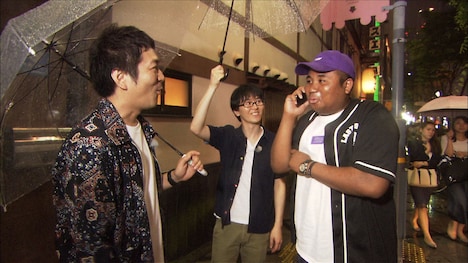 ロケの途中、マテンロウ・アントニーに遭遇するスーパーマラドーナ。(c)ABC