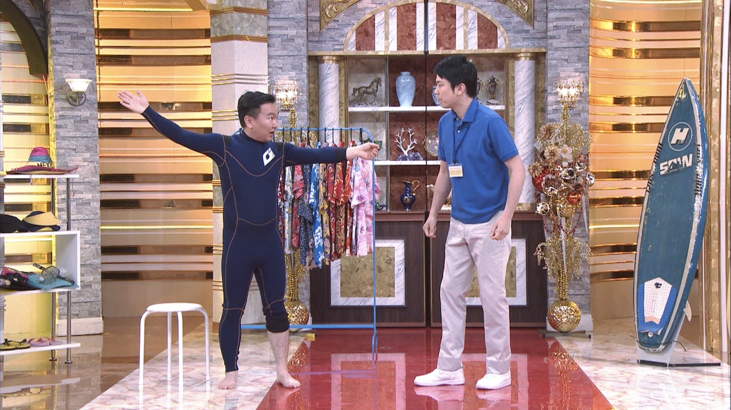 コント「ウエットスーツ」を披露する、かまいたち。(c)テレビ朝日
