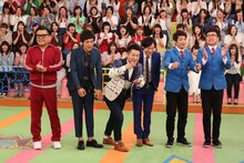 「VS嵐」に出演する（左から）とろサーモン、和牛、銀シャリの「チームめし」。(c)フジテレビ
