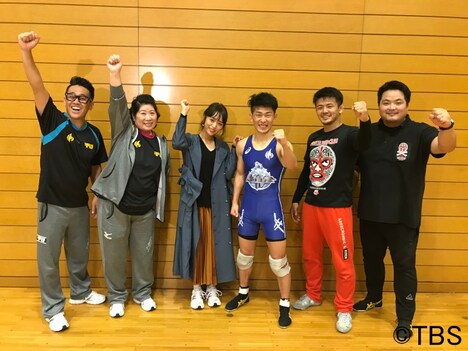 ジャングルポケット太田夫妻（中央）、宮川大輔（左端）ら。