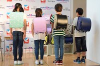 イトーヨーカドーのランドセルを見せる小学生たち。