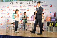 小学生たちの拍手に迎えられて登場した小島よしお。
