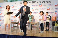 小学生たちの拍手に迎えられて登場した小島よしお。