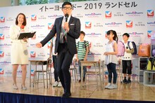小学生たちの拍手に迎えられて登場した小島よしお。