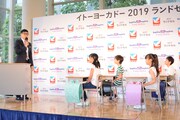 小学生に向けて授業を展開する小島よしお。