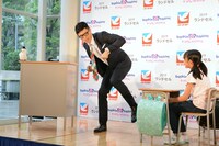 小学生に向けて授業を展開する小島よしお。