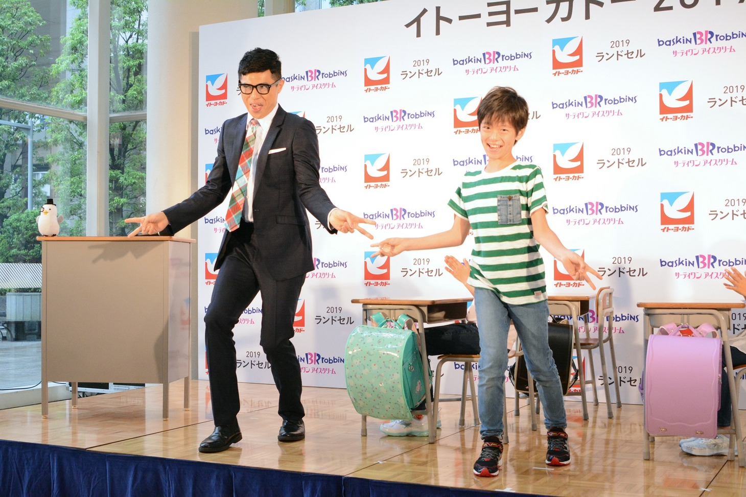 小学生に向けて授業を展開する小島よしお。