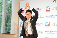 ギャグを披露する小島よしお。