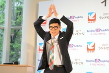 ギャグを披露する小島よしお。