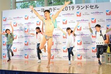 小学生たちとダンスを披露する小島よしお。