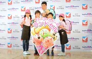 小学生たちと小島よしお。