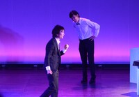 コント中にギャグがウケてガッツポーズする高佐。