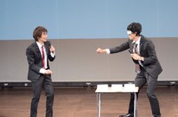 珍妙な特技を披露する尾関（右）。