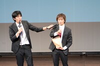 特技のマジックを披露する高佐（右）。