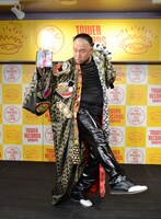 カメラマンから「サッカーっぽいポーズを」と求められ、それに応えるレイザーラモンRG。