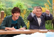 「FNS27時間テレビ ～にほん人は何を食べてきたのか？～」総合司会のビートたけし（右）とキャプテンの村上信五（左）。(c)フジテレビ