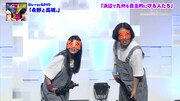 「浜辺で九州を自主的に守る人たち」を演じる高城れに(左)と永野(右)。