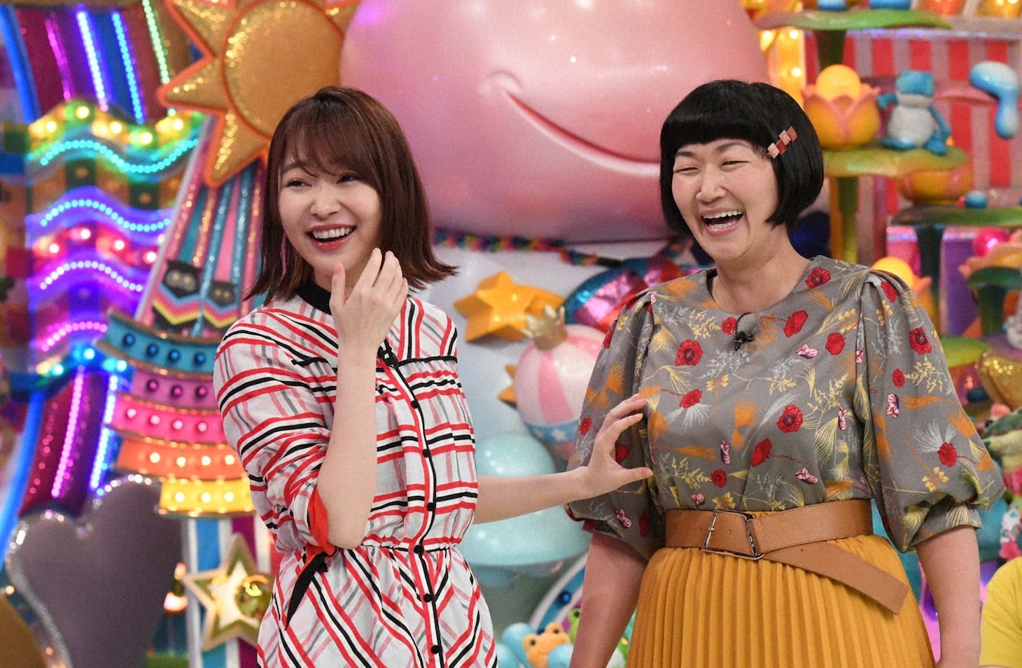 （左から）指原莉乃とたんぽぽ川村。(c)テレビ朝日