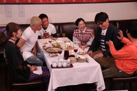 「ダウンタウンなう」に出演する関根麻里（左から4人目）とずん飯尾（左から5人目）。