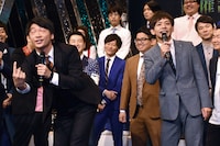 さや香・新山（手前左）がギャグを披露した場面。