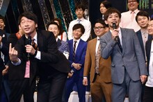 さや香・新山（手前左）がギャグを披露した場面。