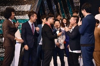 「優勝できなかったら広島よしもとに移籍する」と公約を掲げるかまいたち山内に「絶対しろよ！ 今すぐしろよ！」などと、とろサーモン久保田（中央）が詰め寄る場面。