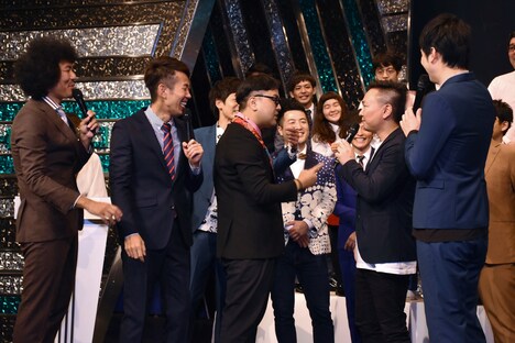 「優勝できなかったら広島よしもとに移籍する」と公約を掲げるかまいたち山内に「絶対しろよ！ 今すぐしろよ！」などと、とろサーモン久保田（中央）が詰め寄る場面。