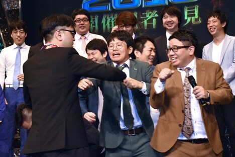 とろサーモン久保田（手前左）とミキがもみ合いを展開した場面。