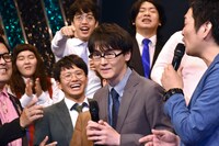 「実はメガネをずっと上下逆にかけていた」という出オチを披露するスーパーマラドーナ田中（中央）。