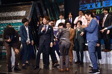 「実はズボンのポケットの裏地がずっと出ていた」と話すスーパーマラドーナ田中（中央）。