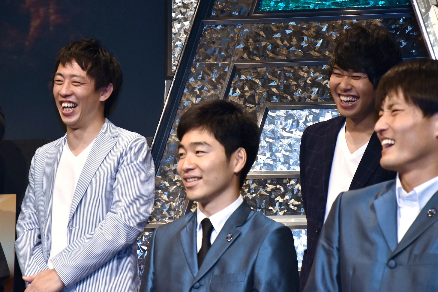 ジャルジャル（前列）、さらば青春の光（後列）。