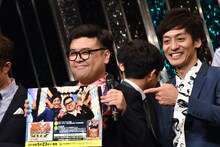 「M-1グランプリ2017」のDVDを告知する、とろサーモン。