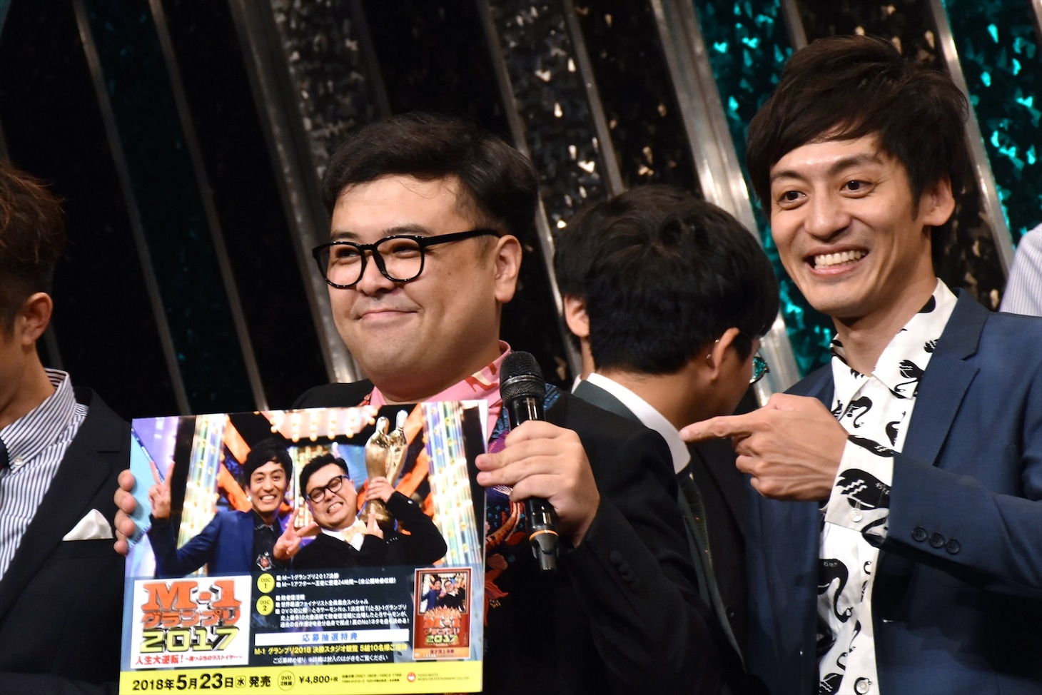 「M-1グランプリ2017」のDVDを告知する、とろサーモン。
