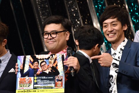 「M-1グランプリ2017」のDVDを告知する、とろサーモン。