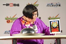 モンストガチャを回すメイプル超合金・安藤。
