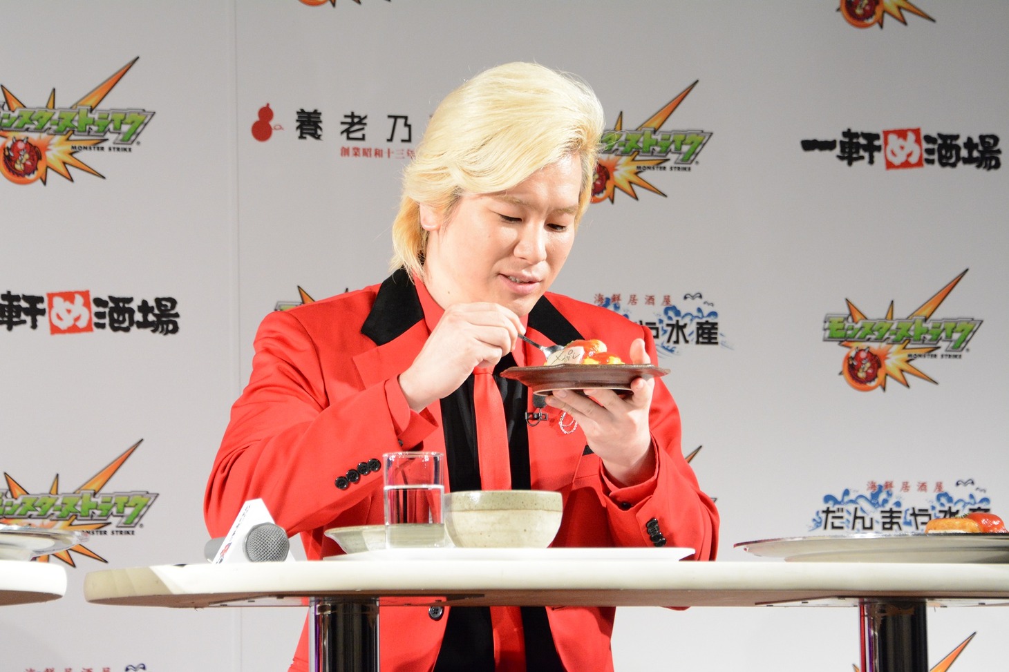 特別メニューを試食するメイプル超合金カズレーザー。